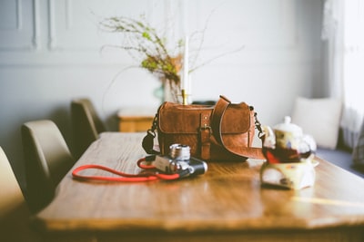 【嫁のココが嫌い】リビングのテーブルの上にバッグを置くこと